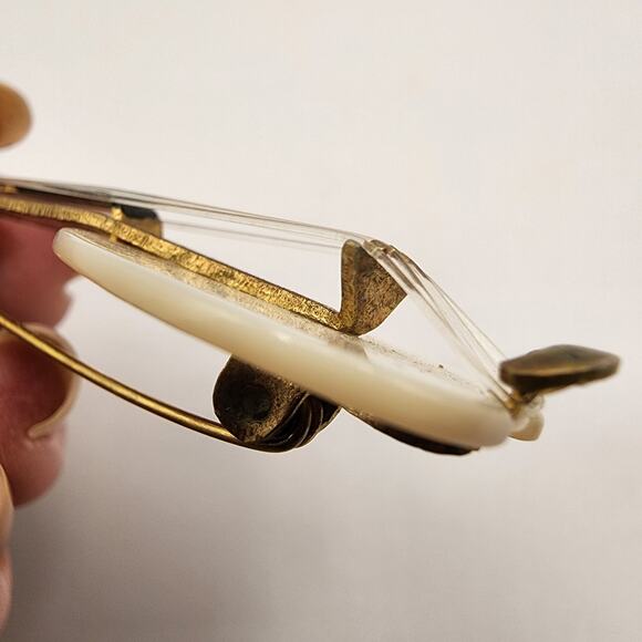 Vintage Mandolin or Lute Brooch Mother of Pearl & Brass, Nylon Strings Music Pin - Picture 4 of 7